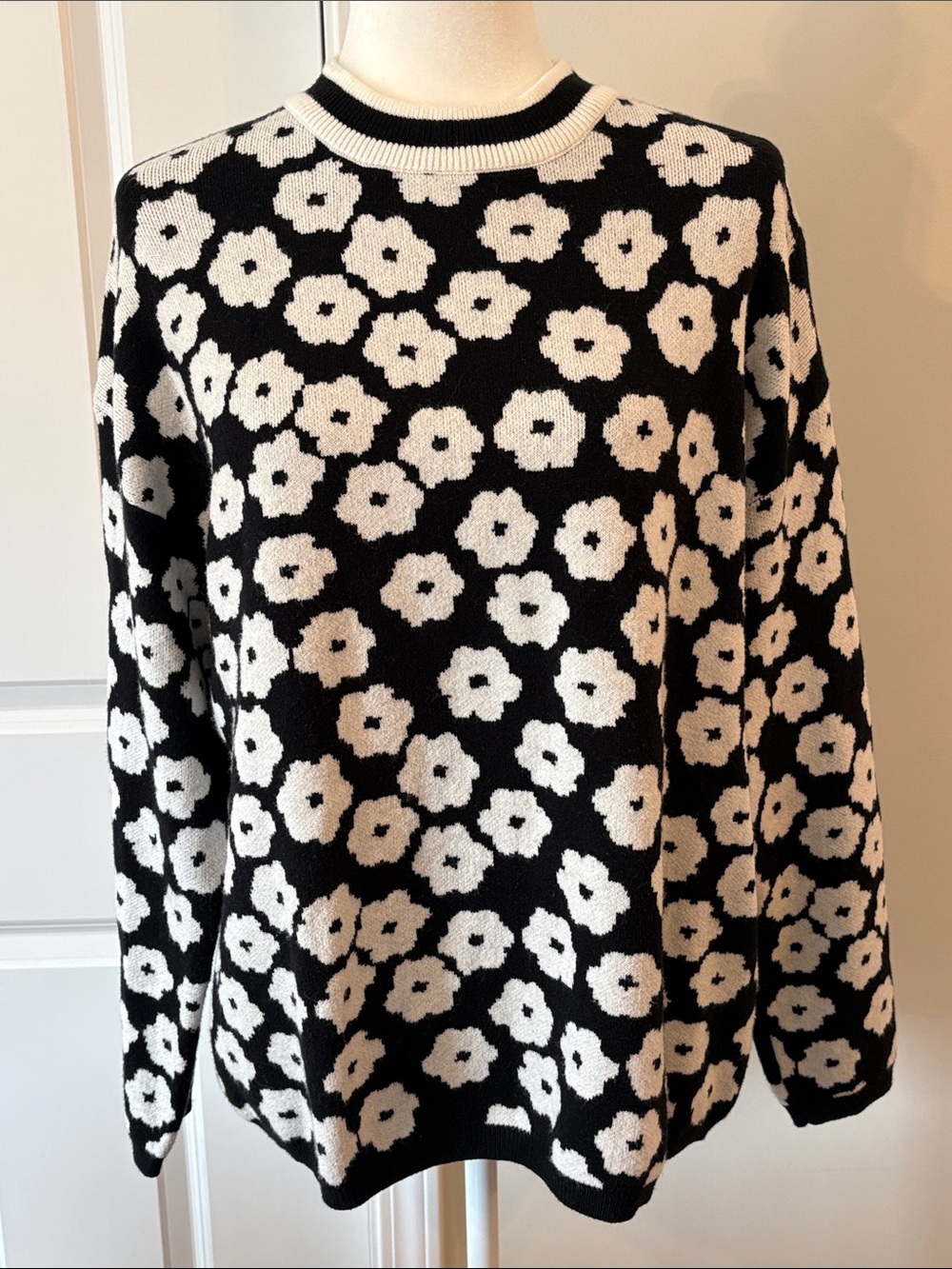 Pretty Garden Black & White Floral Crewneck Sweater Soft Material Pit to Pit 22”